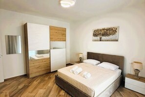 2 bedrooms, iron/ironing board, free WiFi, bed sheets