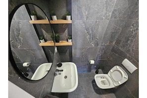 Ducha, secador de pelo, toallas, jabón
