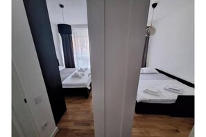 Tabla de planchar con plancha, wifi y ropa de cama