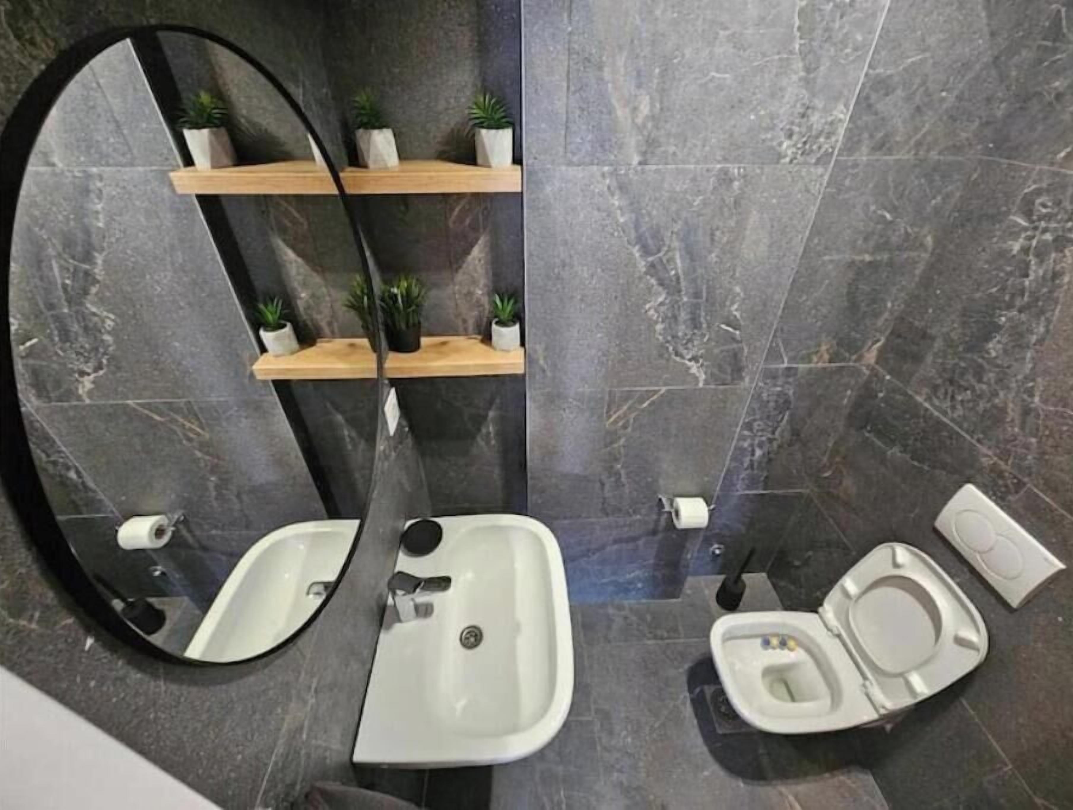 Dusj, hårføner, håndklær og såpe