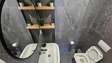 Dusj, hårføner, håndklær og såpe