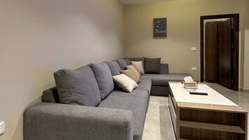 Apartment, 2 Bedrooms, Accessible, Smoking | Living area