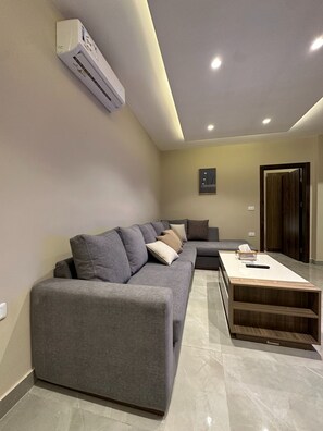 Apartment, 2 Bedrooms, Accessible, Smoking | Living area