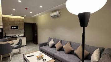 Apartment, 2 Bedrooms, Accessible, Smoking | Living room