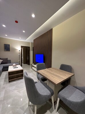 Apartment, 2 Bedrooms, Accessible, Smoking | Living room