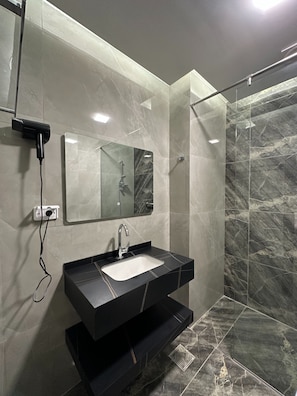 Apartment, 2 Bedrooms, Accessible, Smoking | Bathroom