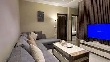 Apartment, 2 Bedrooms, Accessible, Smoking | Living room