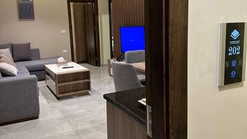 Apartment, 2 Bedrooms, Accessible, Smoking | Living room