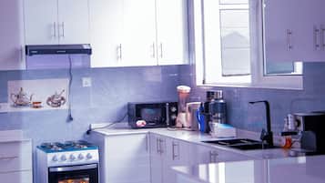 Frigobar, microondas, horno y parrilla de estufa