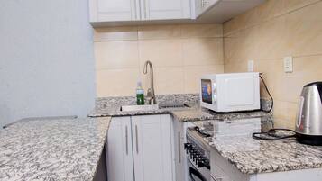 Caja de seguridad en la habitación y escritorio