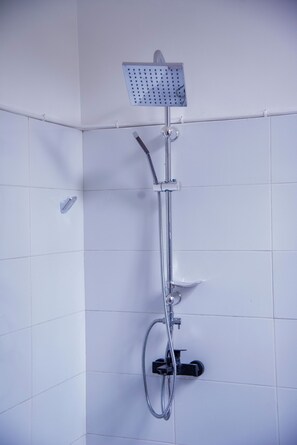 Dusche, kostenlose Toilettenartikel, Haartrockner, Hausschuhe