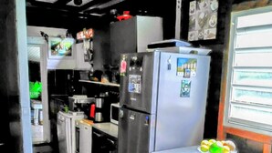 A compact kitchen with a refrigerator, microwave, and sink. - Quiet, air-conditioned bed and breakfast 200 m from Le Diamant beach. (Le Diamant)
