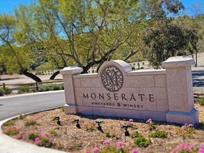 Een bord voor Monserate Vineyards & Winery, met een rond embleem en tekst.