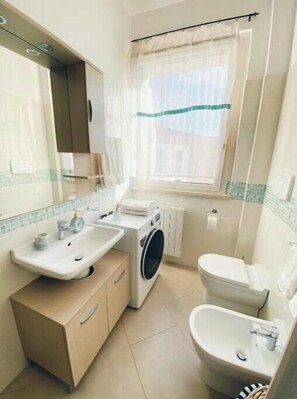 Douche, séchoir à cheveux, bidet, serviettes fournies