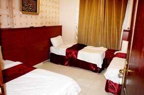 经典四人房 | 客房内保险箱、遮光窗帘、隔音、免费 WiFi