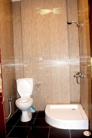 经典四人房 | 浴室 | 淋浴/盆浴组合、免费洗浴用品、拖鞋、毛巾