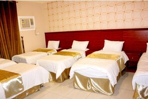 经典四人房 | 客房内保险箱、遮光窗帘、隔音、免�费 WiFi