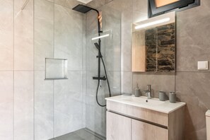 Séchoir à cheveux, serviettes fournies, papier de toilette
