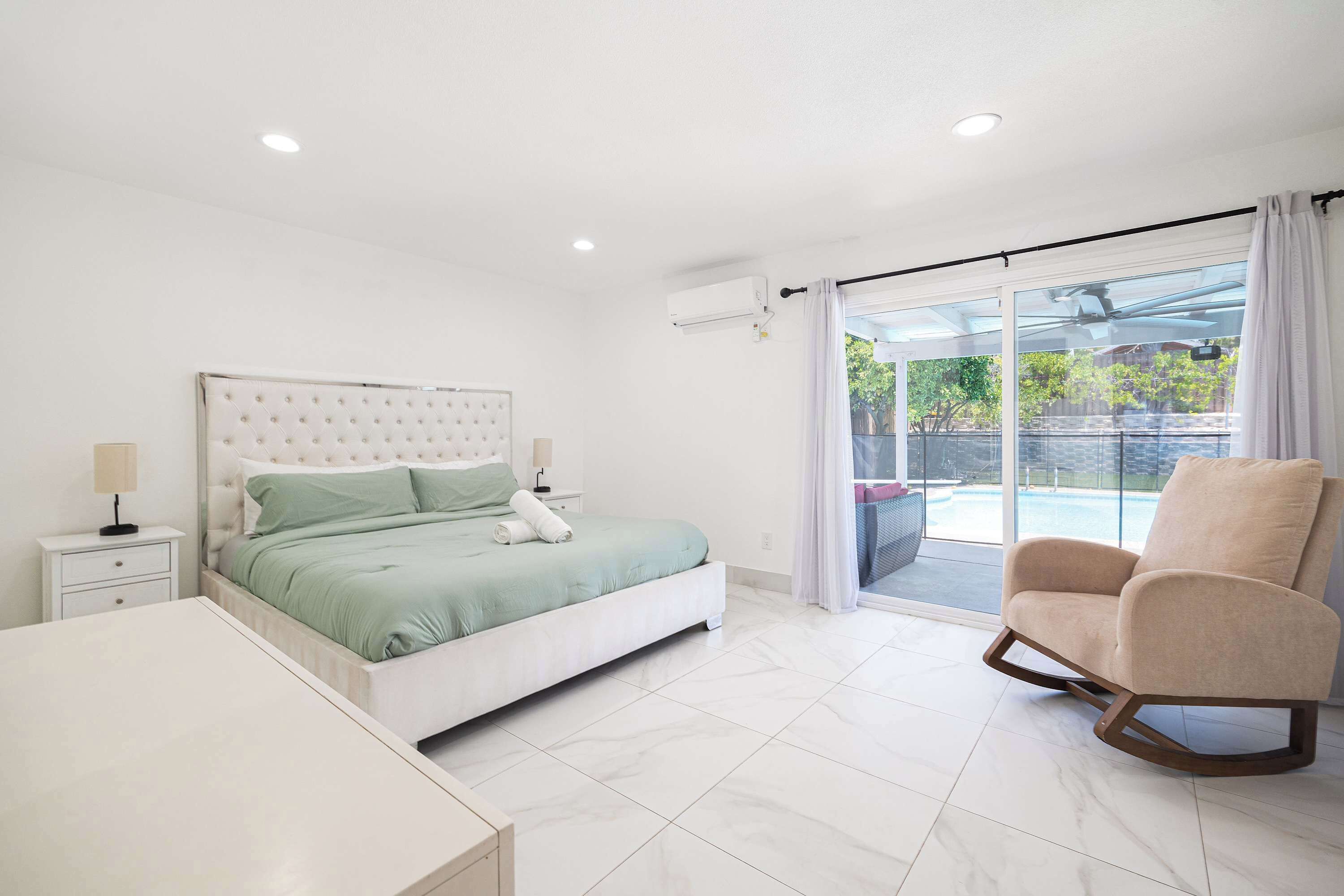 3 bedrooms, desk, iron/ironing board, travel crib