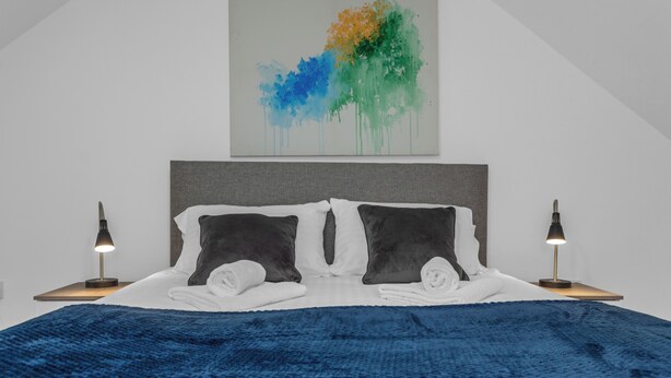 WiFi (free), bed sheets - Arran Cottage Spacious 4-Bedroom House (Coatbridge)