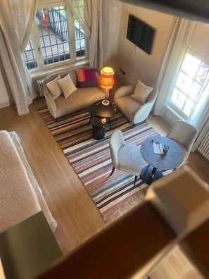 Studio Suite, Garden View | Living area