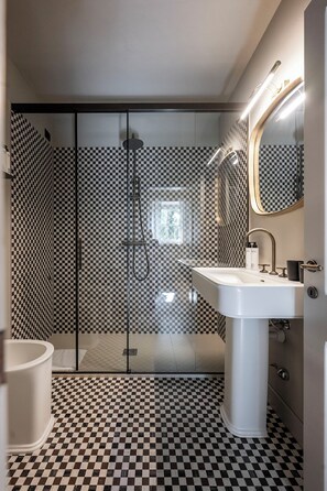 Studio Suite, Garden View | Bathroom | Slippers - GIUS La Damaglück Boutique Guesthouse (Costermano sul Garda)