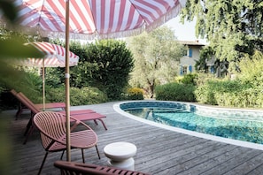 Piscina externa, guarda-sóis, espreguiçadeiras