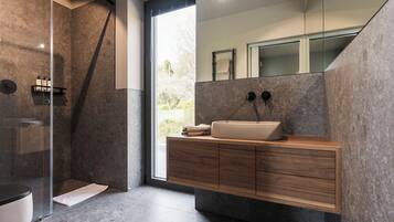 Biệt thự, 3 phòng ngủ, quang cảnh hồ | Phòng tắm | Áo choàng tắm, dép đi trong nhà, chậu vệ sinh/vòi rửa