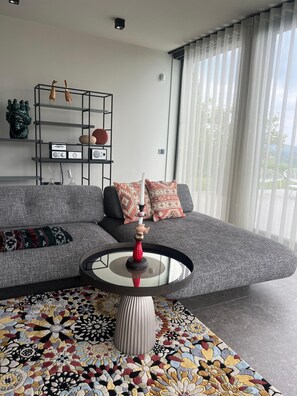Villa, 3 Bedrooms, Lake View | Living area