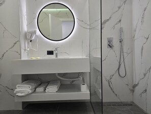 Phòng, quang cảnh núi | Phòng tắm | Buồng tắm vòi sen, đồ dùng nhà tắm miễn phí, khăn tắm 