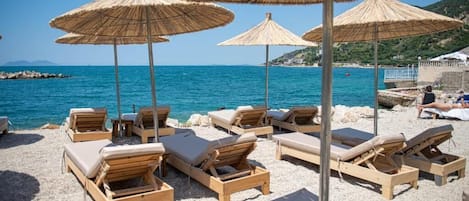 Privatstrand, weißer Sandstrand, Cabañas (gegen Gebühr), Liegestühle