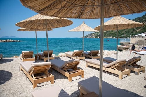 Plage privée, sable blanc, cabines (en supplément), chaises longues