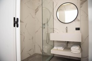 Douche, articles de toilette (gratuits), bidet, serviettes fournies