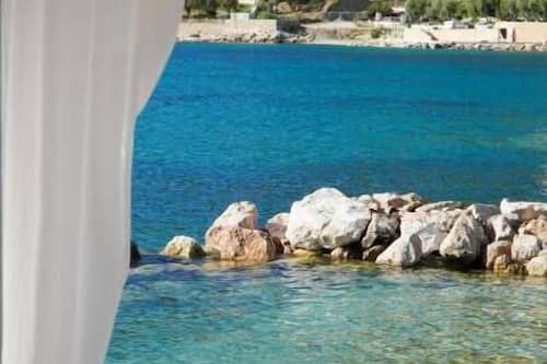 Plage privée, sable blanc, cabines (en supplément), chaises longues