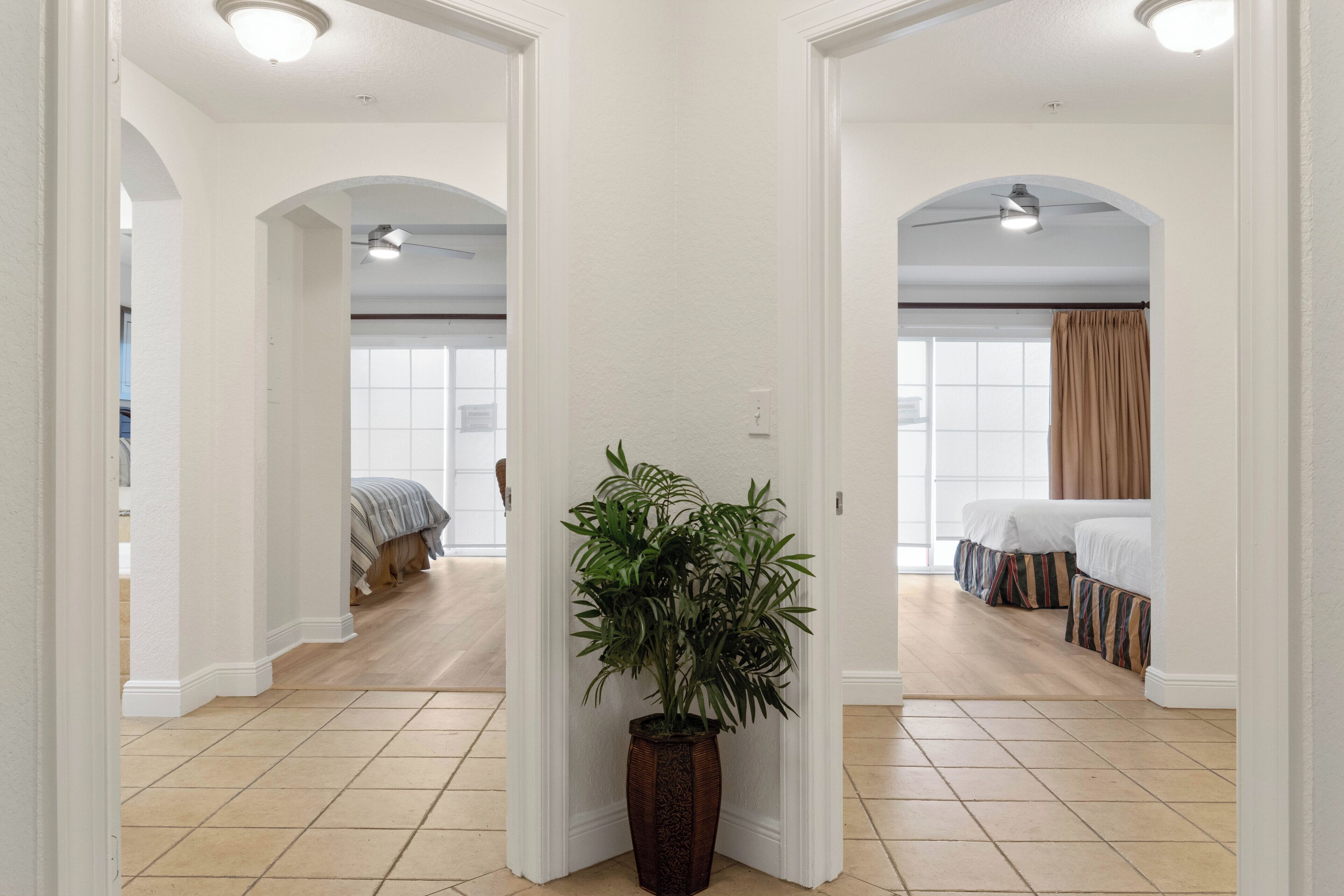 3 chambres, coffres-forts dans les chambres, bureau