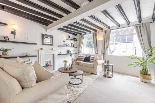 2BR Cottage|Parking |Close 2 Windsor - By Tempstay