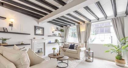 2BR Cottage|Parking |Close 2 Windsor - By Tempstay