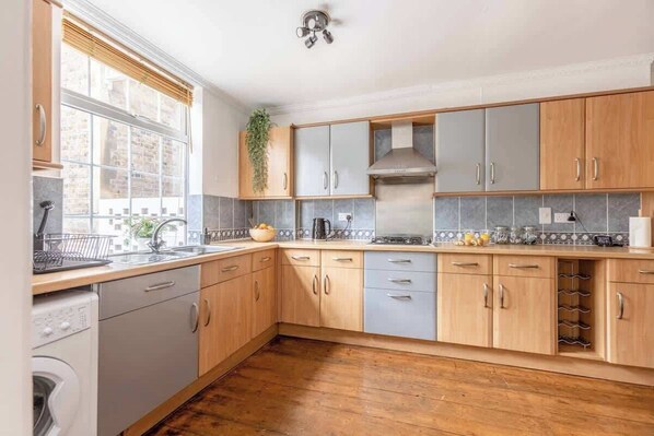 Kühlschrank, Ofen, Herdplatte, Geschirrspüler