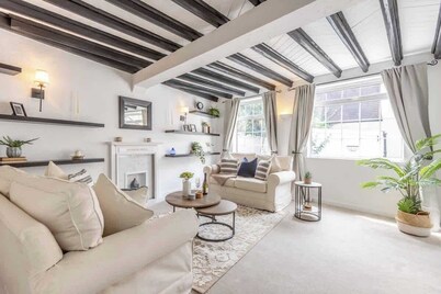 2BR Cottage|Parking |Close 2 Windsor - By Tempstay