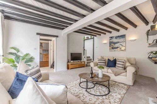 2BR Cottage|Parking |Close 2 Windsor - By Tempstay