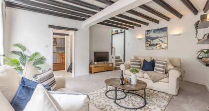 2BR Cottage|Parking |Close 2 Windsor - By Tempstay