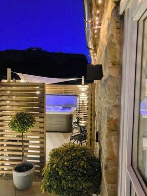 Terrace/patio - Tranquil retreat with hot tub (Stoke Bruerne)