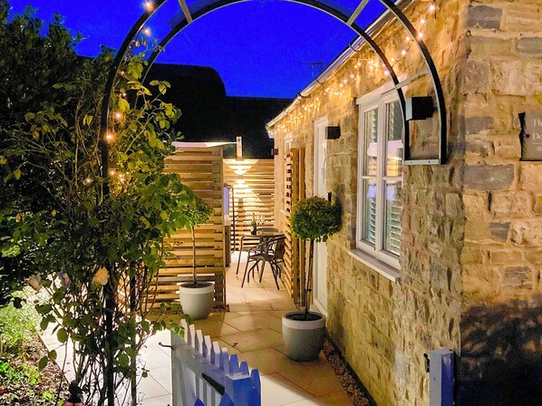 Outdoor dining - Tranquil retreat with hot tub (Stoke Bruerne)