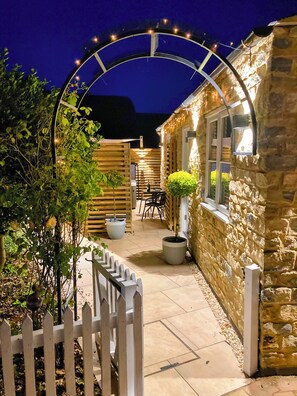 Terrace/patio - Tranquil retreat with hot tub (Stoke Bruerne)