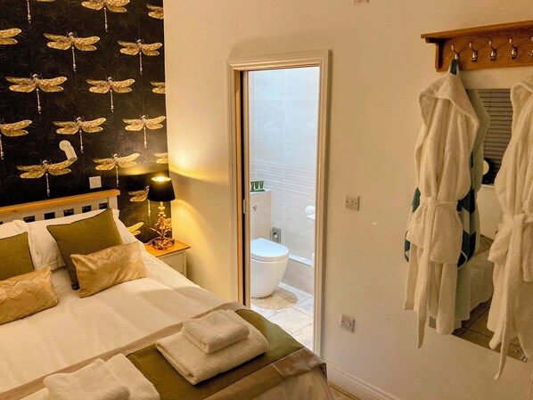 Tabla de planchar con plancha, wifi y ropa de cama