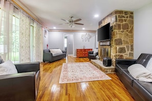 Smart TV, fireplace, books, stereo