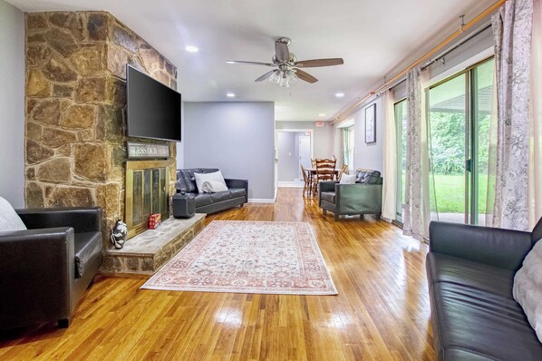 Smart TV, fireplace, books, stereo