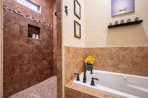 Shower, hair dryer, towels, shampoo - ‼️ Superstition Gecko | 3BR Retreat w/ Mtn Views (Apache Junction)
