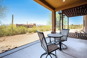 Outdoor dining - ‼️ Superstition Gecko | 3BR Retreat w/ Mtn Views (Apache Junction)