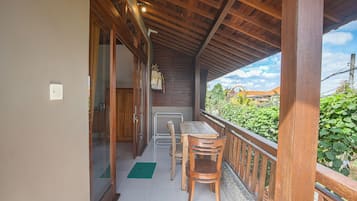 Habitación doble superior, balcón, vista al jardín | Terraza o patio